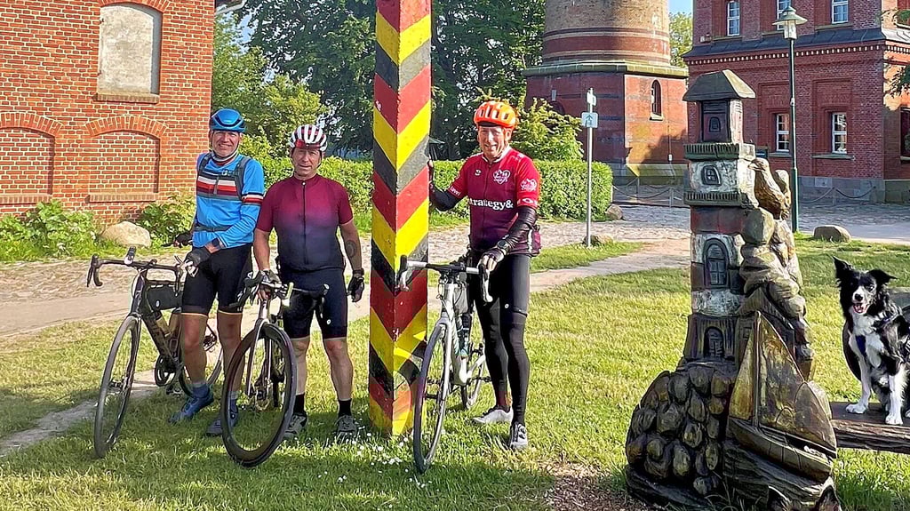 Am Ziel strahlte nicht nur die Sonne: Jens Wiegmann (rechts) mit seinen Mitstreitern am Ende der Tour vor dem Leuchtturm von Kap Arkona auf der Insel Rügen.