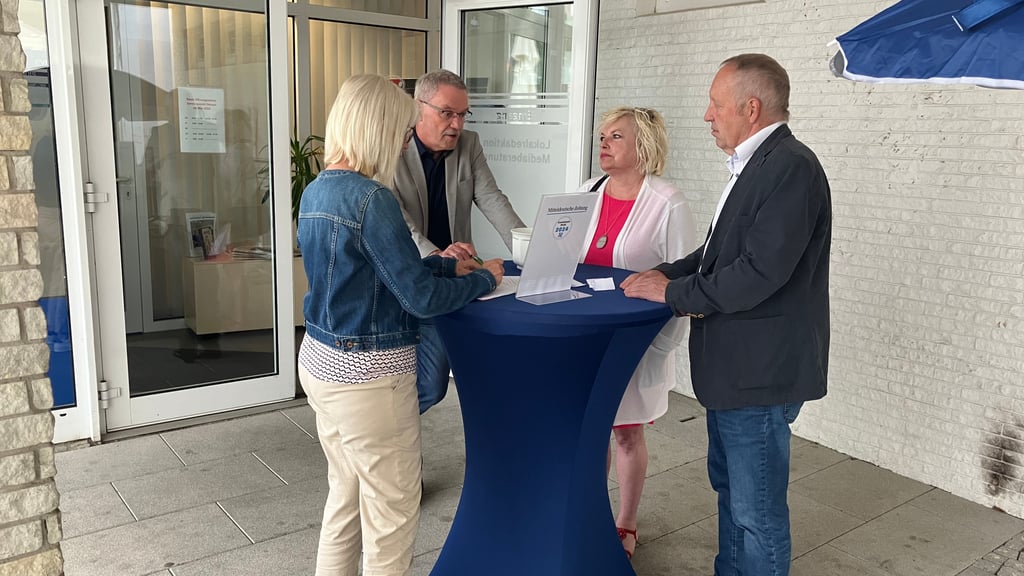 Beim Speeddating mit der SPD beantworteten Ingolf Eichelberg, Gabi Perl und Michael Fricke (v.r.n.l.) die Fragen, moderiert hatte Heidi Thiemann.
