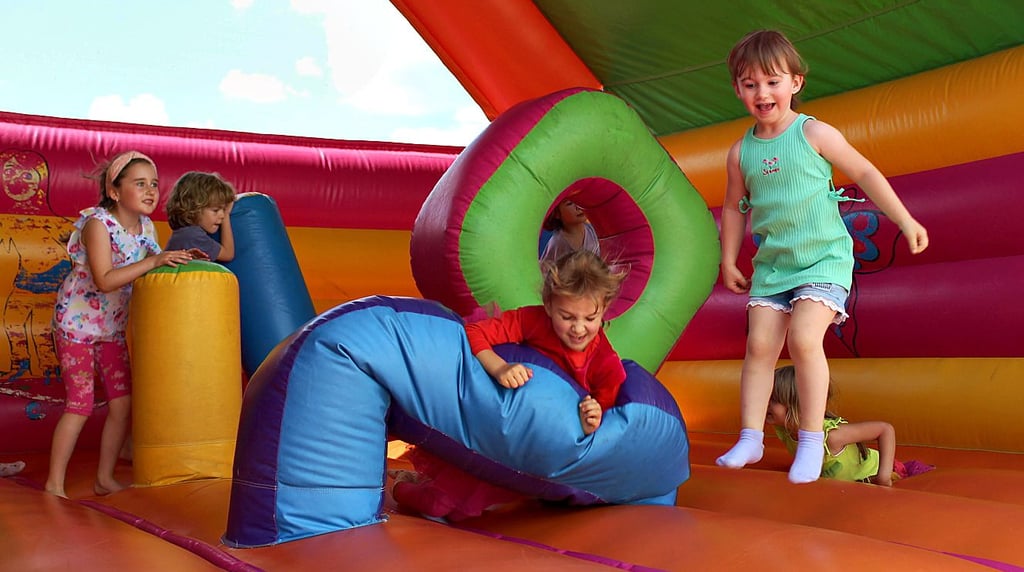 In der Hüpfeburg hatten die Kinder ihren Spaß.