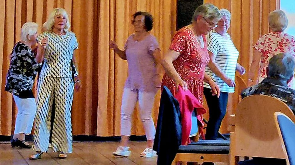 Besonders die Frauen haben beim Seniorentreffen kurzerhand die Tanzfläche erobert.