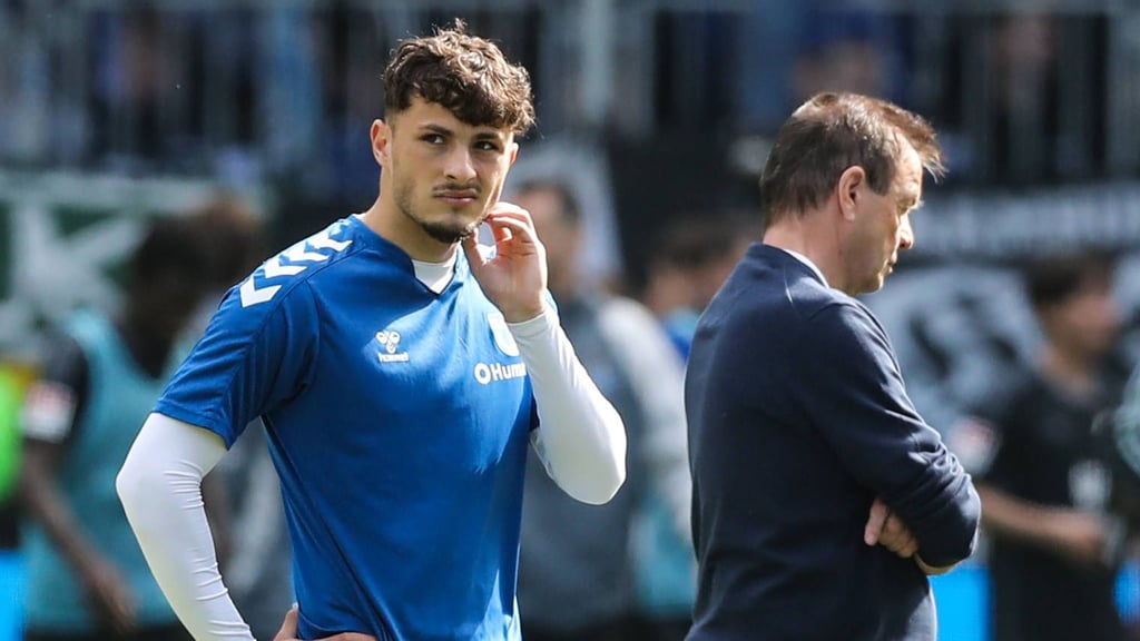 Eldin Dzogovic (li.) vom 1. FC Magdeburg und FCM-Sportchef Otmar Schork.