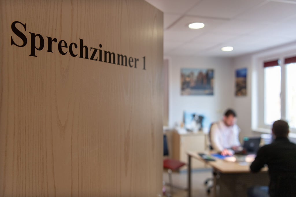 Blick in ein Sprechzimmer einer Hausarztpraxis.