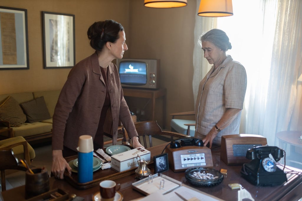 Lou Kaddar (Camille Cottin) und Golda Meir (Helen Mirren) in einer Szene des Films „Golda: Israels eiserne Lady“.