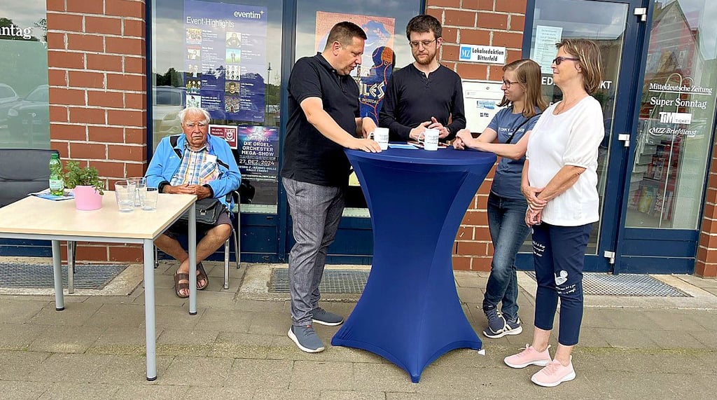 Peter Schenk (2.v.l.), Lisa Thrun (2.v.r.) und Birgit Penkuhn (r.) im Gespräch mit MZ-Redakteur Robert Martin (Mitte) und MZ-Leser Erhard Böttcher (l.)