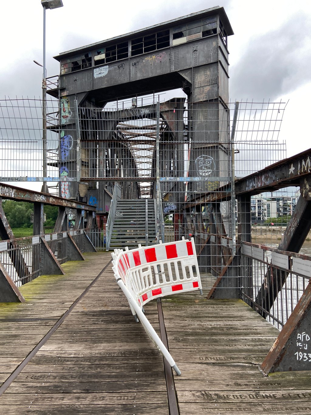 Die Absperrung auf der Ost-Seite der Hubbrücke wurde von Unbekannten beiseite geschoben.