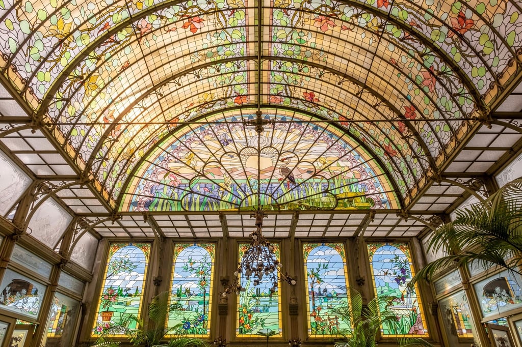 Wiedereröffnet nach Restaurierung: Der Jugendstil-Wintergarten mit seiner prachtvollen Bleiglaskuppel befindet sich im Kloster St. Ursulinen-Stift im Dorf Onze-Lieve-Vrouw-Waver.