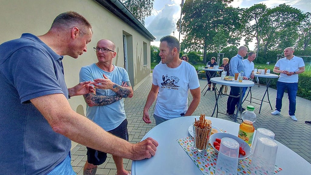 HZZ-Stadtrat-Kandidat Frank Büchner (li.) und Ortschaftsratkandidat Christian Koch beim Gedankenaustausch mit Marcel Krusch (2.v.li.).
