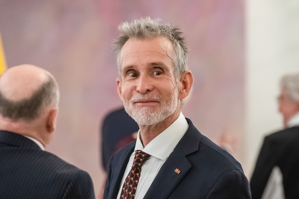 Schauspieler Ulrich Matthes bei der Zeremonie zur Verleihung des Verdienstordens an Ex-Kanzlerin Merkel.