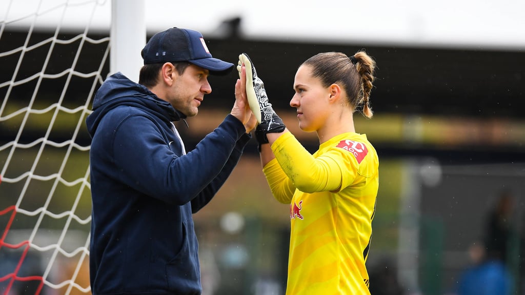 Michael Gurski mit Leipzigs Stammtorhüterin Elvira Herzog.