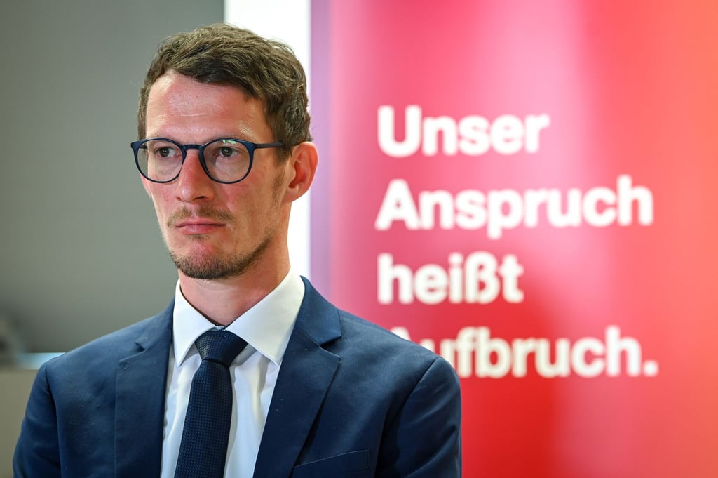 Robert Henning, erster gewählter Bürgermeister der Partei Bündnis Sahra Wagenknecht (BSW), nimmt an einer Pressekonferenz teil.