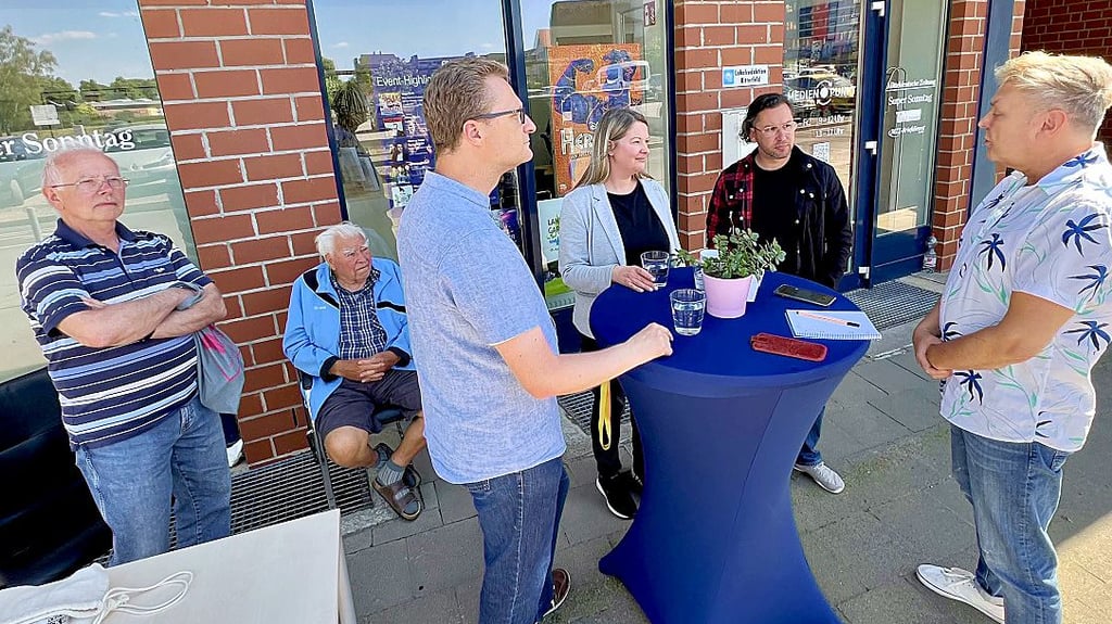 Markus Rönnike (2.v.r.), Steffi Hauck und Christian Hennicke (3. v. l.) stellen sich en Fragen von Bürgern und MZ-Redakteur Frank Czerwonn (r.)