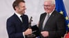 Zwei, die sich verstehen: Frank-Walter Steinmeier und Emmanuel Macron mit dem Internationalen Preis des Westfälischen Friedens.