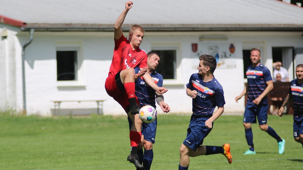 Saxonia Gatersleben, hier mit Torjäger Manuel Gohl (links), feierte einen Auswärtssieg bei Eintracht Winningen.