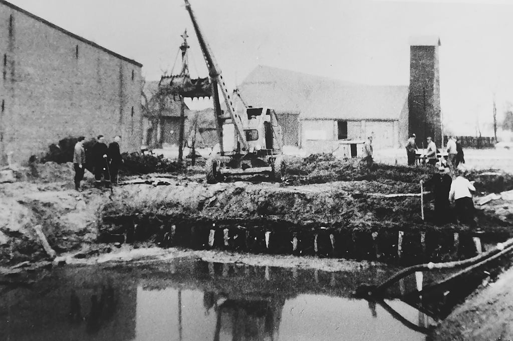 Mit schwerer Technik wurde im Jahr 1964 der Löschteich in Pretzier ausgehoben.