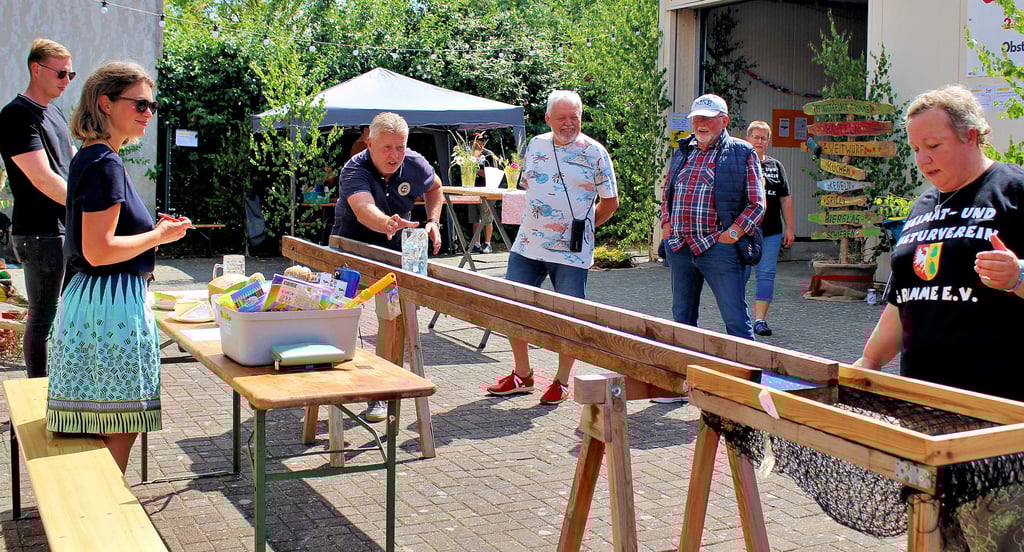 Beim Bierglasschieben fanden auch die Erwachsenen eine Herausforderung.