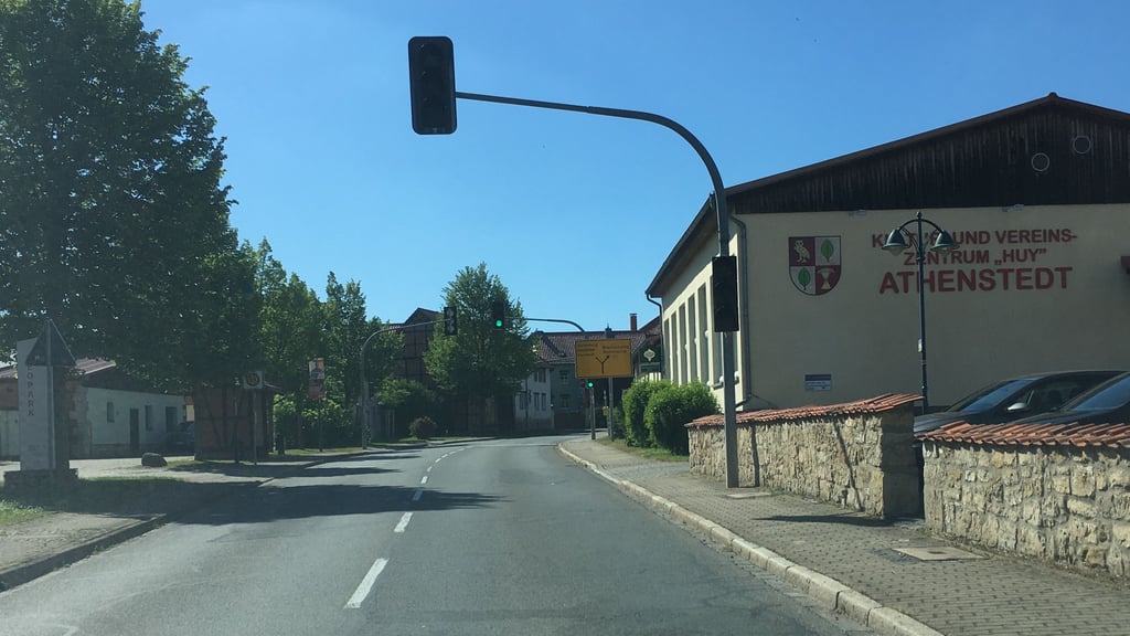 Die auf behördliche Auffoirderung außer Betrieb genommene tempogesteuerte Ampelanlage in Athenstedt.