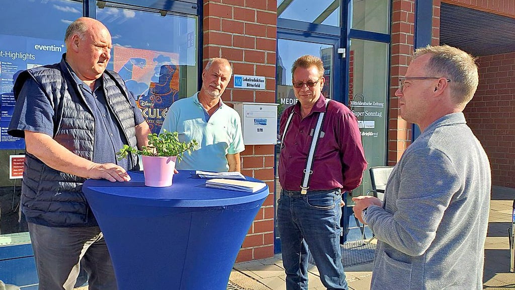 MZ-Redakteur Ulf Rostalsky im Gespräch mit Mario Fessel, Uwe Denkewitz und Hans-Jürgen Präßler (v. r.) aus Holzweißig