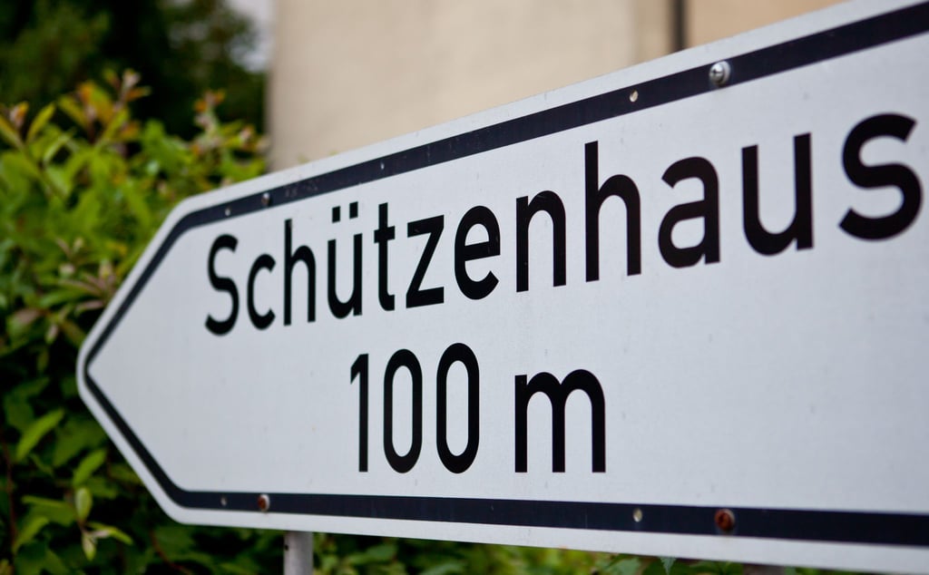 Ein Schild weist den Weg zum Schützenhaus.