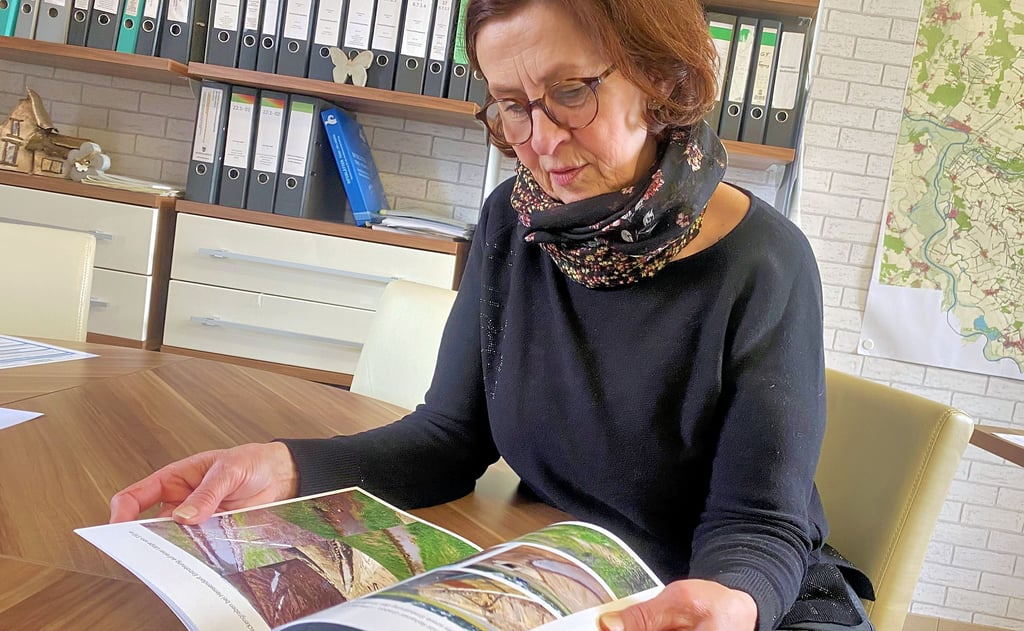 Elke Sebastian blättert in dem Büchlein, das sie zum 30-jährigen Bestehen des Unterhaltungsverbandes Schwarze Elster zusammengestellt hat.