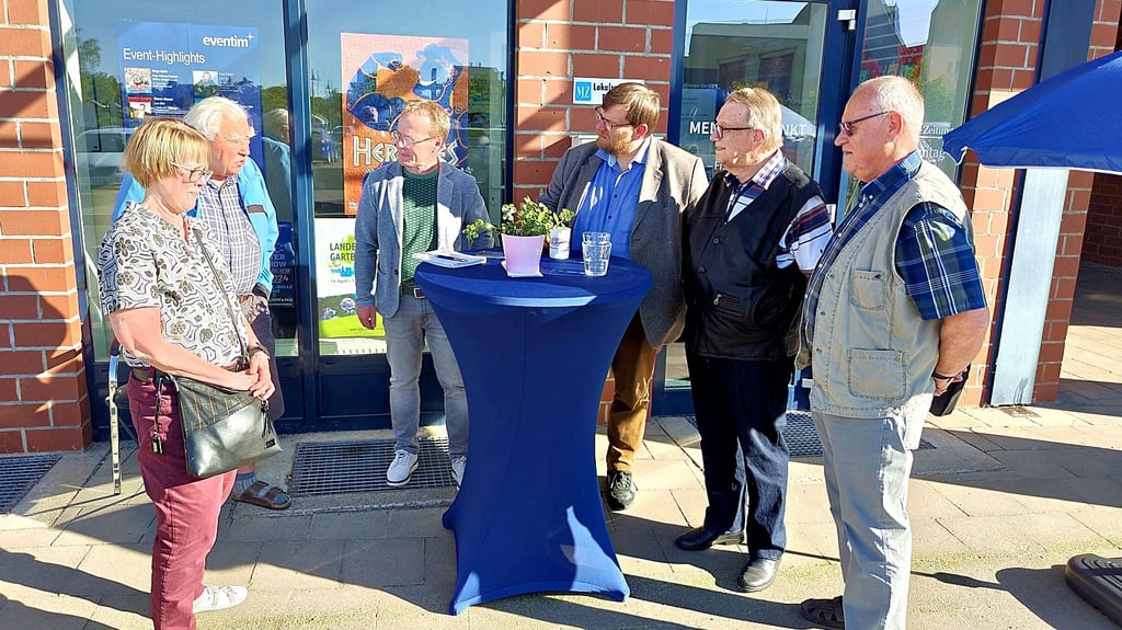 Manfred Naumann, Bernd und Guido Kosmehl (v. r.) im Gespräch mit Bürgern und MZ- Redakteur Ulf Rostalsky.