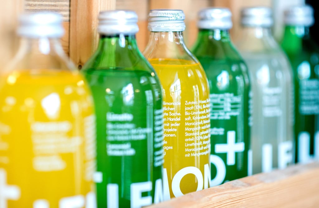 Limonade der Marke Lemonaid in einem Regal eines Getränkemarktes.