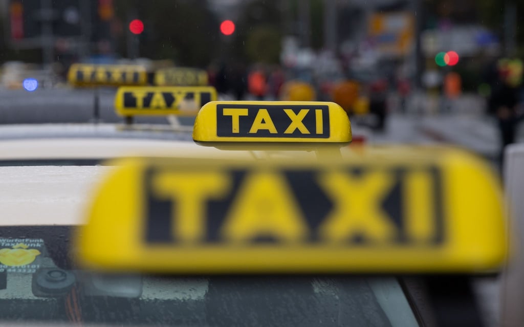 Zahlreiche Taxen stehen am Roten Rathaus.
