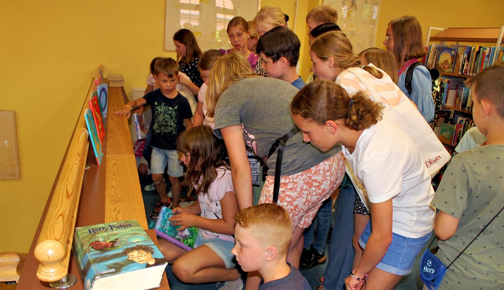 Traditionell werden in der Stadtbibliothek Oschersleben zum Start des Lesesommers die neuen Bücher enthüllt,.