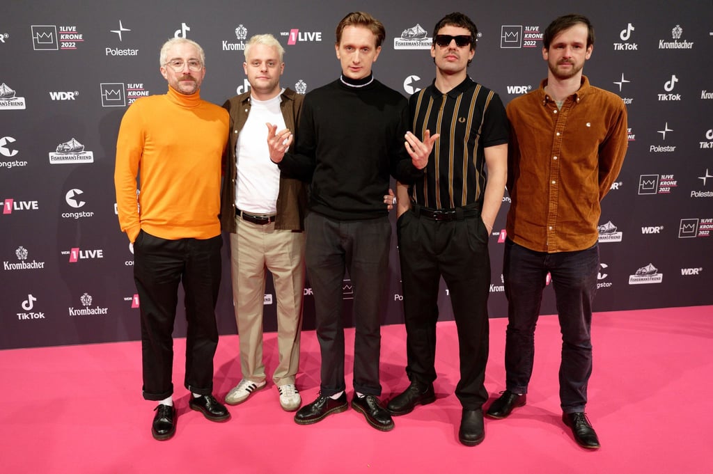 Die Band Kraftklub kommt über den Roten Teppich zur Verleihung der 1Live Krone.