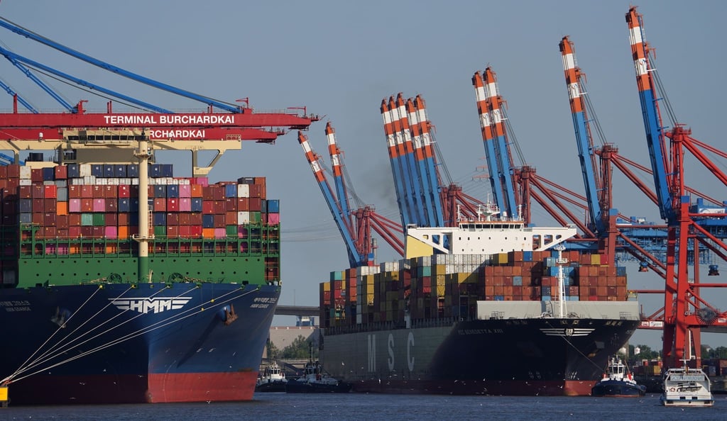Containerschiffe liegen an einem Containerterminal im Hafen.