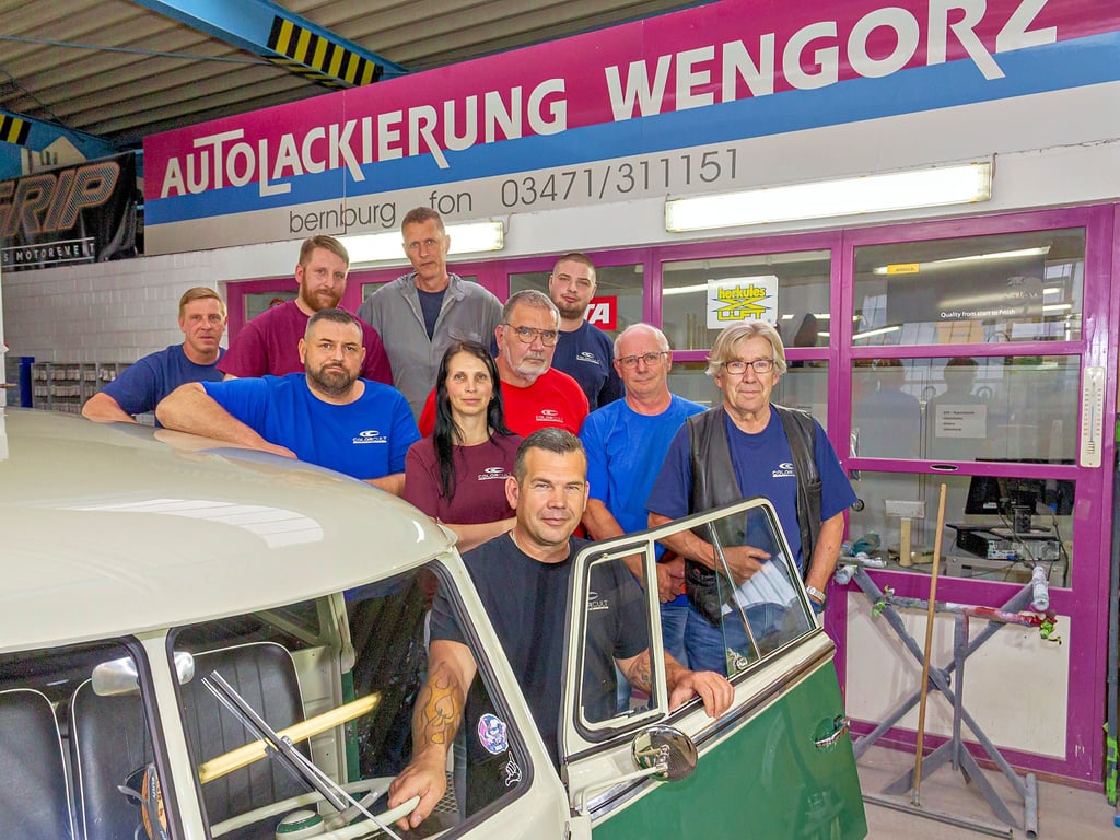 Die Autolackiererei Wengorz feiert in diesem Monat 100. Geburtstag. Über das Jubiläum freuen sich nicht nur Geschäftsführer Johannes Wengorz (vorn) und sein Vater Johannes Wengorz (r.), sondern auch die aktuellen und ehemaligen Mitarbeiter.