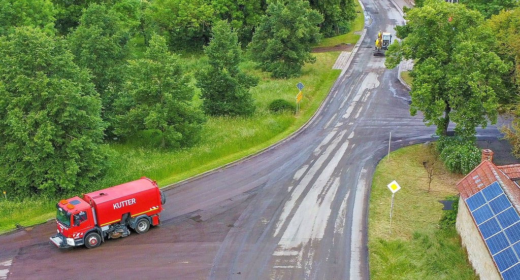 Die Ortseinfahrt von Remkersleben aus Richtung Wanzleben aus der Vogelperspektive. Schon am zweiten Tag der Bauarbeiten geht es hier mächtig voran. Eine Umleitung führt über das benachbarte Klein Wanzleben.