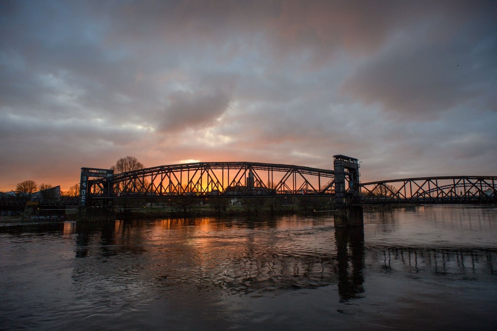 Die Sonne geht hinter der Hubbrücke auf.