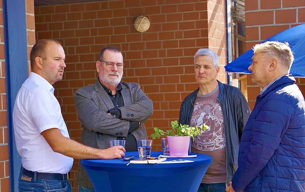 MZ-Redakteur Frank Czerwonn im Gespräch mit den AfD-Stadtratskandidaten Daniel Roi, Henning Dornack und René Vollmann (v.l.)