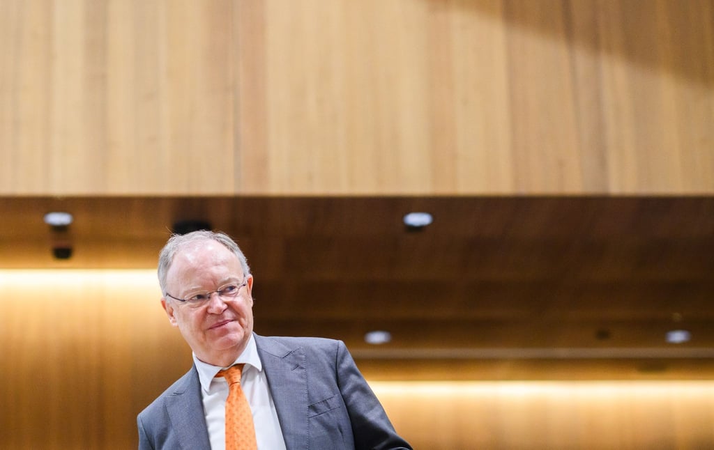 Stephan Weil (SPD), Ministerpräsident von Niedersachsen, steht im niedersächsischen Landtag.