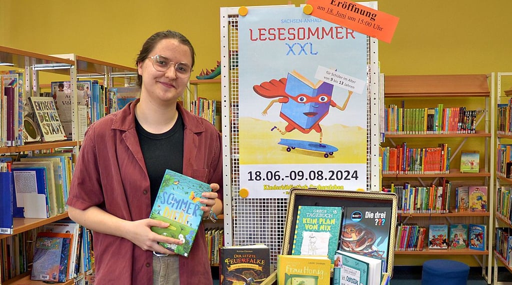 Emily Kratsch aus Oschersleben absolviert ein Freiwilliges Soziales Jahr in der Bibliothek und hat den Lesesommer XXL vorbereitet.