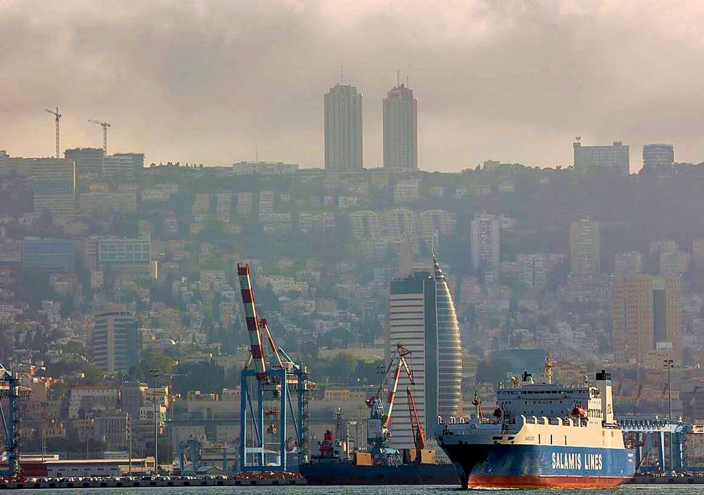 Die israelische Großstadt Haifa liegt an der Mittelmeerküste.