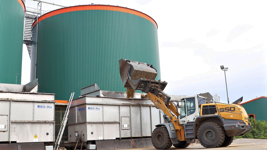Mittels eines Radlagers gelangen rund 240 Tonnen als Mais- und Rübensilage sowie Mist in die 22 Meter hohen Tanks der Biogas-Anlage in Vahldorf.