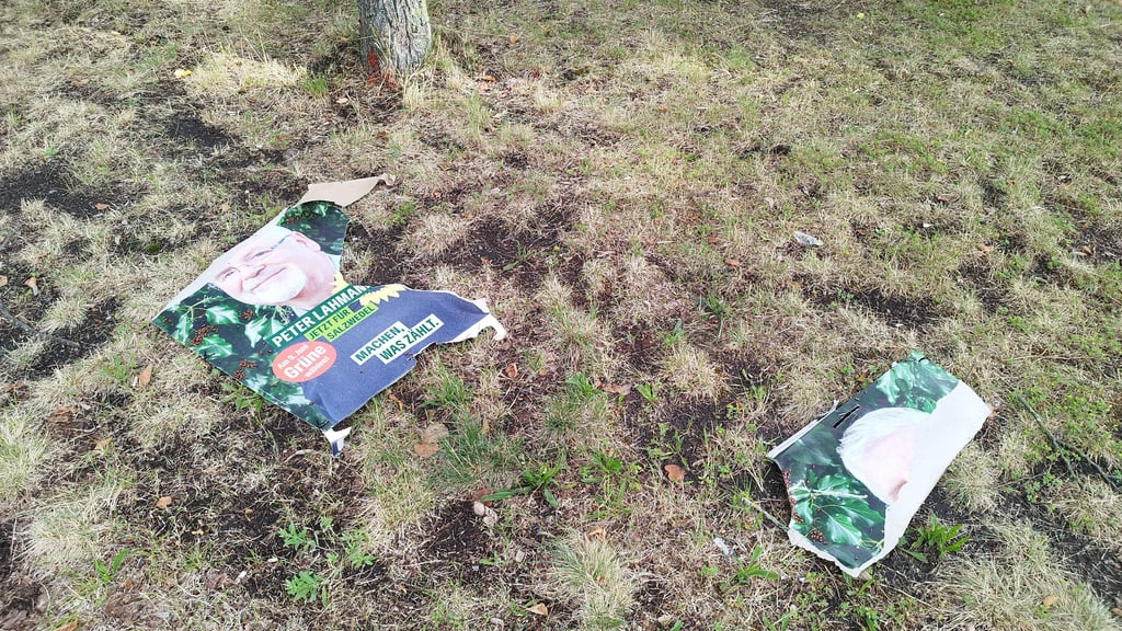 Ein abgerissenes Wahlplakat die Grünen in Salzwedel.