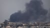 Rauchschwaden steigen nach einer Explosion im Gazastreifen auf.