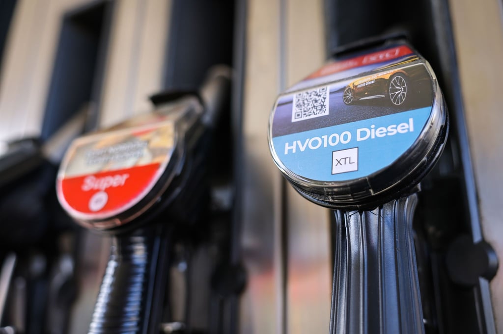 Eine Zapfsäule für HVO100 Diesel und Superbenzin an einer Tankstelle.