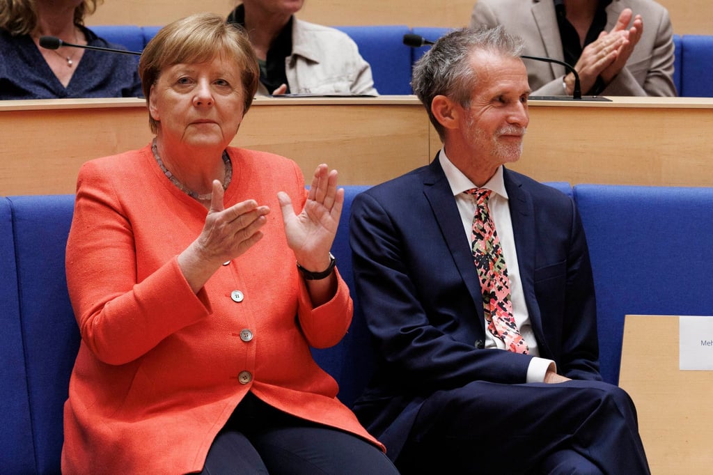 Ex-Kanzlerin Angela Merkel hielt bei der „Hommage“ der Konrad-Adenauer-Stiftung die Laudatio für Schauspieler Ulrich Matthes (r).