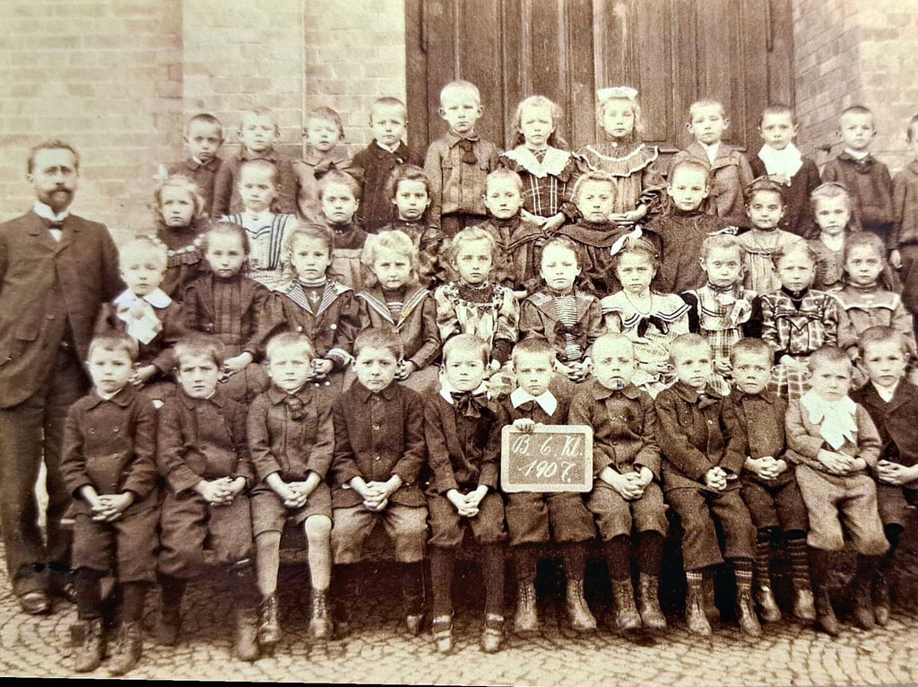 Im nachgestellten Klassenzimmer im Stadtmuseum in Sandersleben hängen auch etliche Klassenfotos, wie dieses aus dem Jahr 1907, die von Bürgern zur Verfügung gestellt wurden.