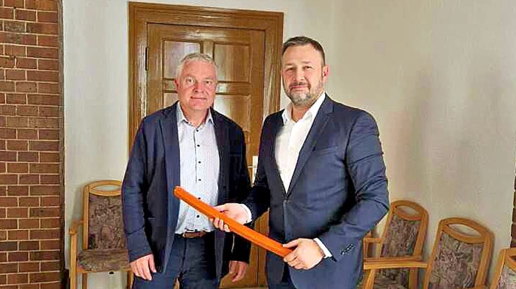 Südharz-Bürgermeister Peter Kohl (li.) und Projektleiter Christof Milek, der ein Stück Glasfaserkabel mitgebracht hat.