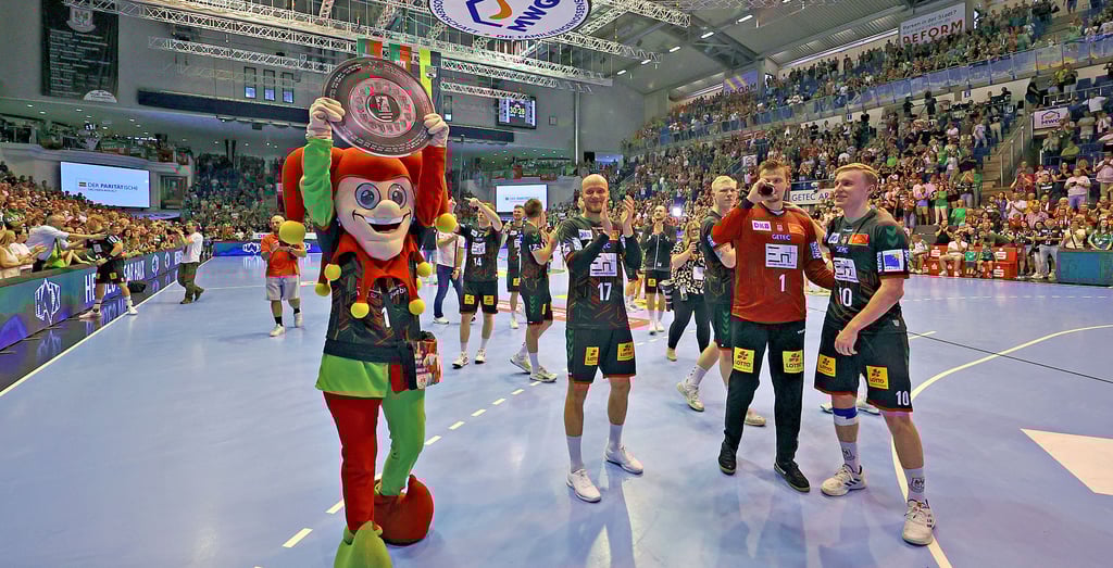 Obwohl es nur die Kopie der Meisterschale ist, feierten die SCM-Handballer ausgelassen. Am Sonntag glänzt dann auch das silberne Original bei der Meisterfeier in der Getec-Arena in Magdeburg.