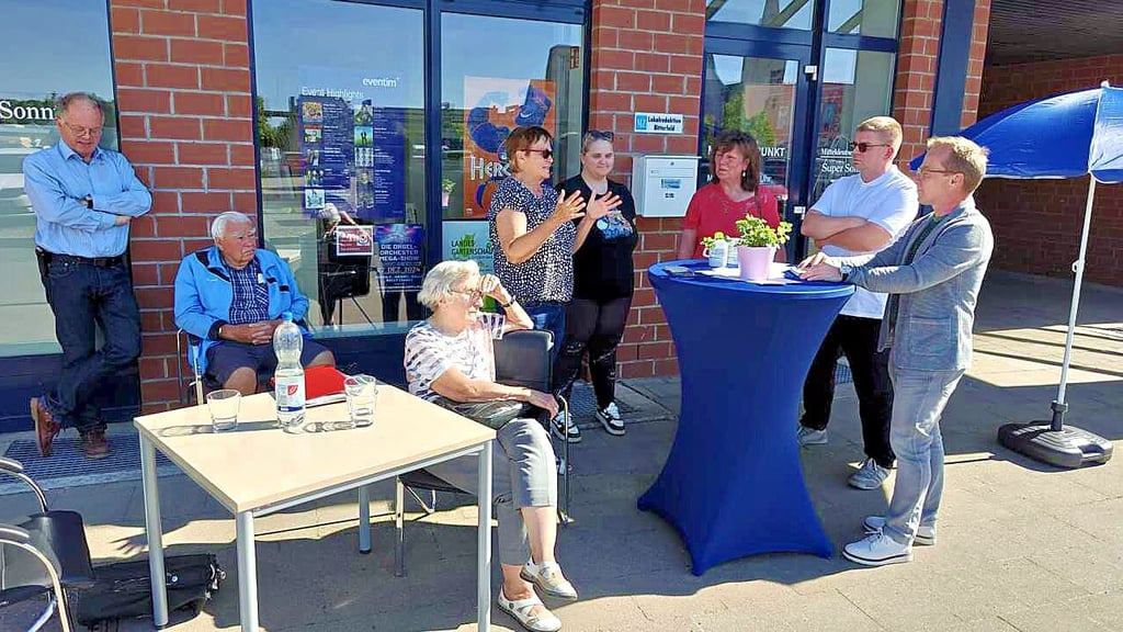 Dagmar Zoschke (4. v. l.), Martina Römer (3. v. r.) und Lars Nentwig (2. v. r.) im Gespräch mit Bürgern und MZ-Redakteur Ulf Rostalsky (r.).