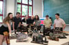 Studenten und Lehrkräfte der OVGU untersuchen die Modelle im Temporären Objektlabor der Universität in Magdeburg.