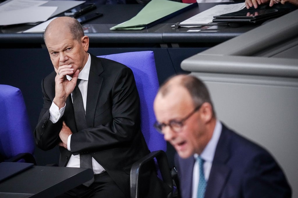 Laut der Forsa-Umfrage würden 33 Prozent für Olaf Scholz stimmen und 31 Prozent für Friedrich Merz (r).