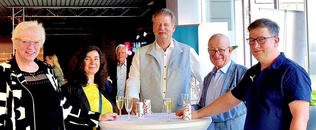 Auch Gäste des Abends (von links): Heike Potstada, Presseclub, Soi Geraldy, Burkhard Moll, Stadtrat, Peter Wendt, Volksstimme-Journalist im Ruhestand, und Thomas Opp, Bürger für Stadtfeld.