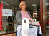 Kerstin Lorenz schiebt einen Ständer mit Unterwäsche aus dem Laden. Seit Wochen verkauft sie ihren Warenbestand mit deutlichem Nachlass.