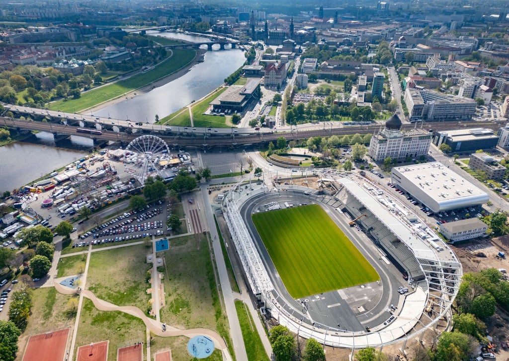 Sonne scheint auf die Baustelle des Heinz-Steyer-Stadions im Sportpark Ostra.